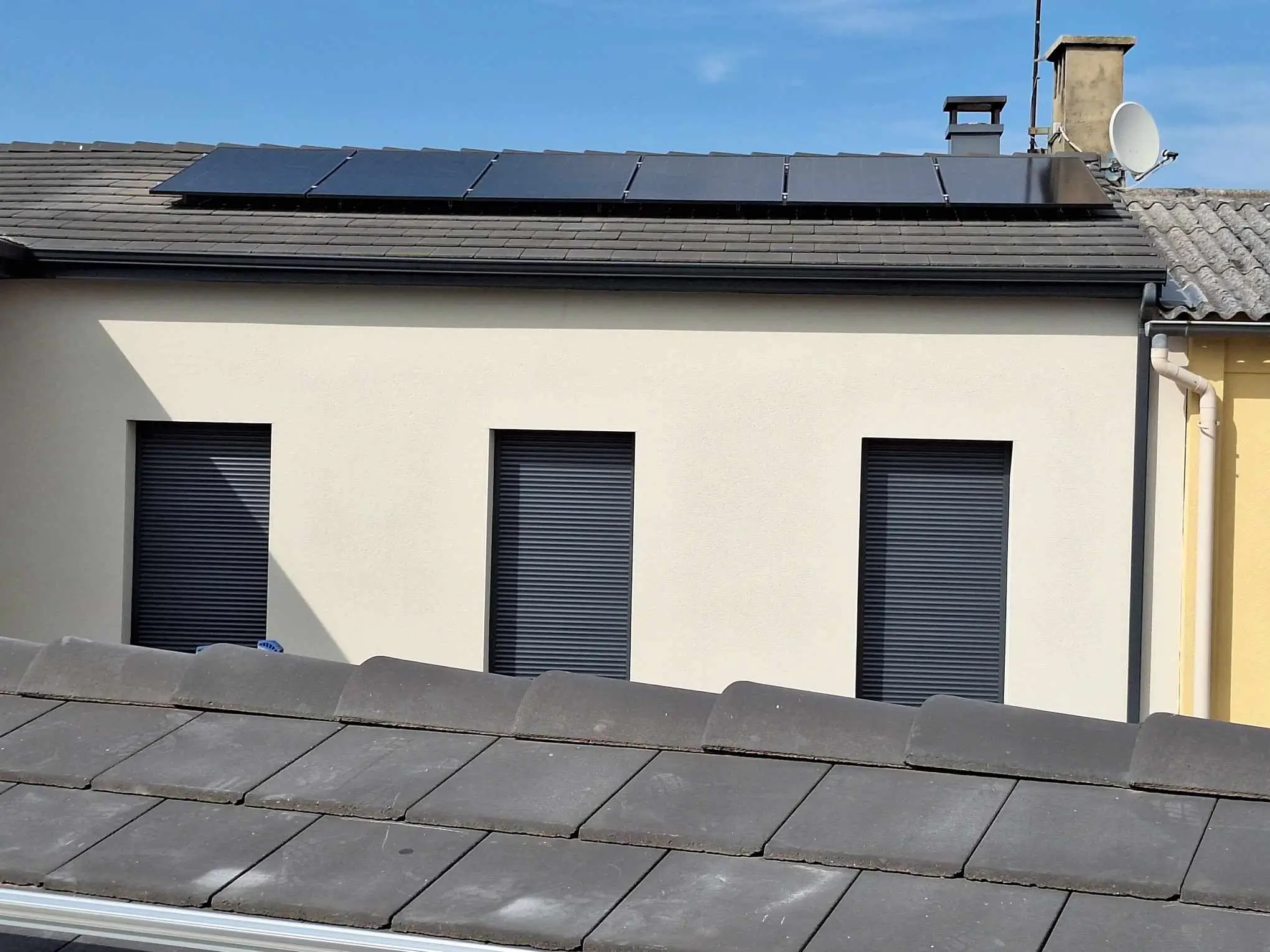 Installation photovoltaïque installée sur une toiture à Chatuzange-le-Goubet.