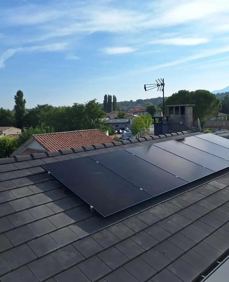 Photovoltaique sur toiture vue de loin