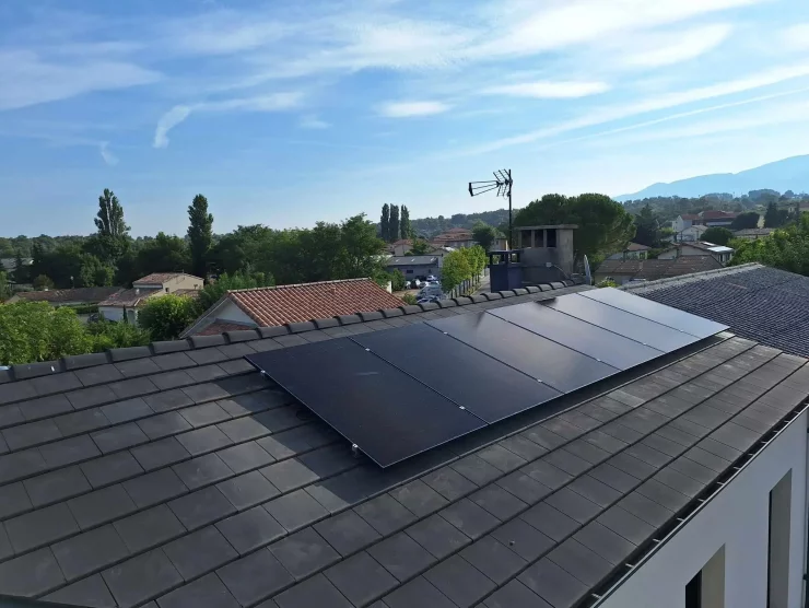 Photovoltaique sur toiture vue de loin