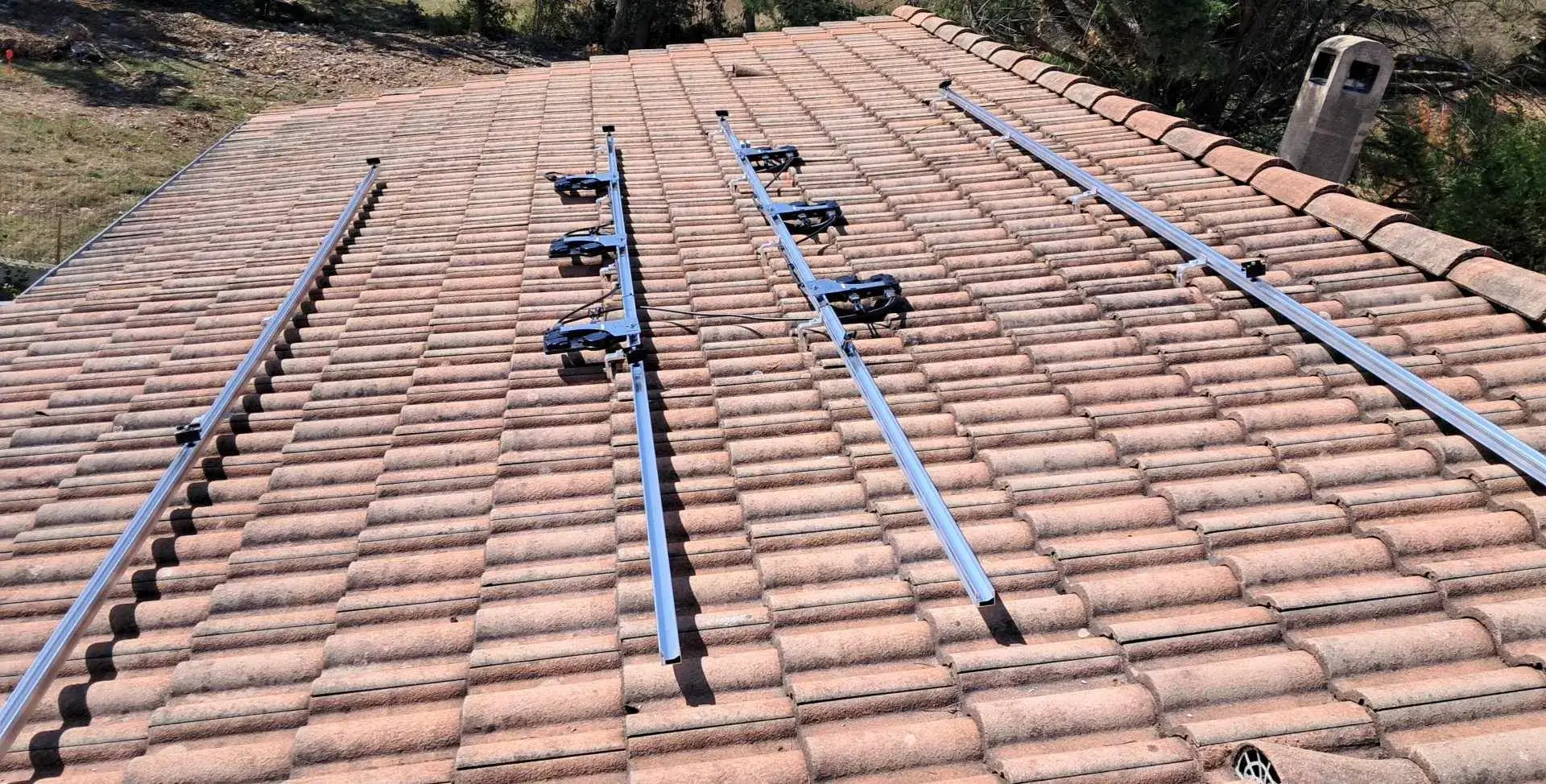 Structure pour panneaux photovoltaiques installée sur toiture