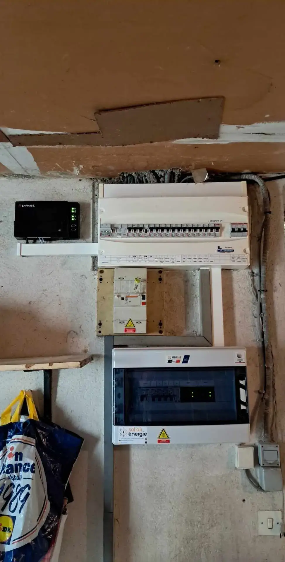 Coffret AC DC pour installation photovoltaïque installé dans le garage du client