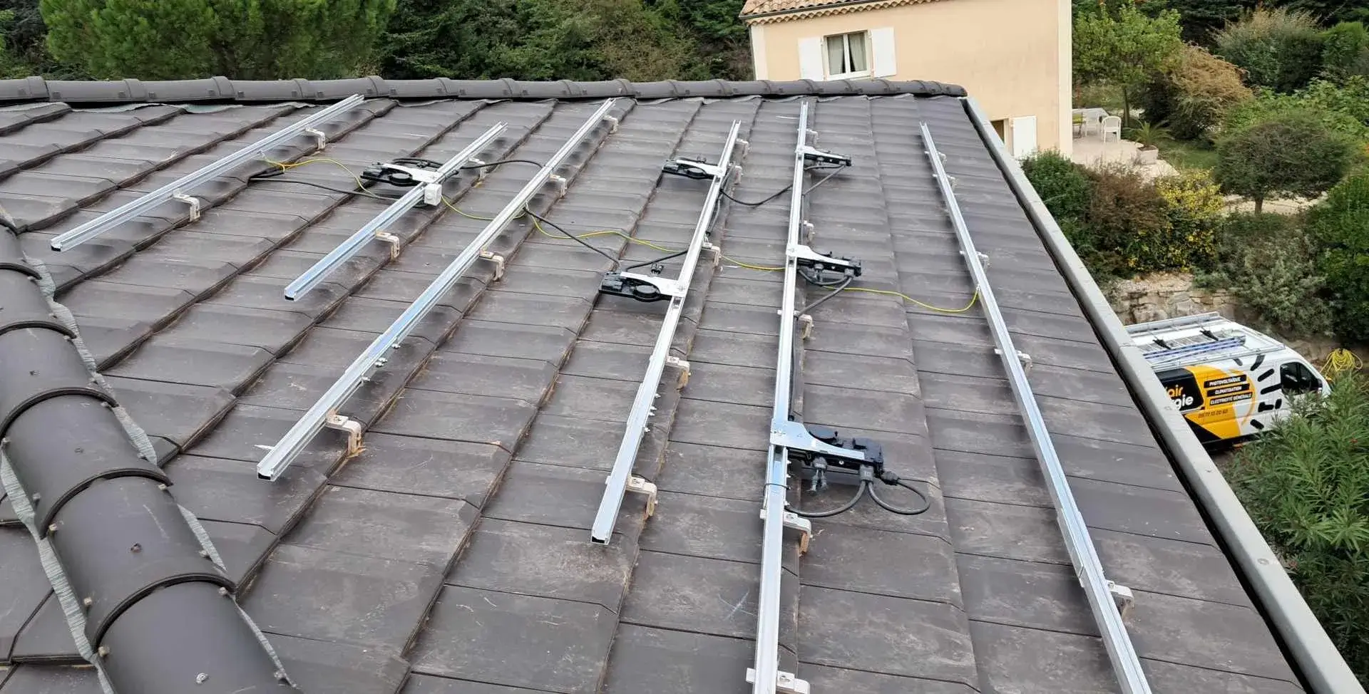 Structure énergie solaire installée sur le toit d'une maison à St Péray