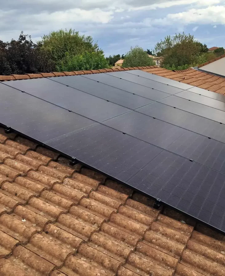 Panneaux solaires photovoltaïque sur le toit d'une maison romanaise