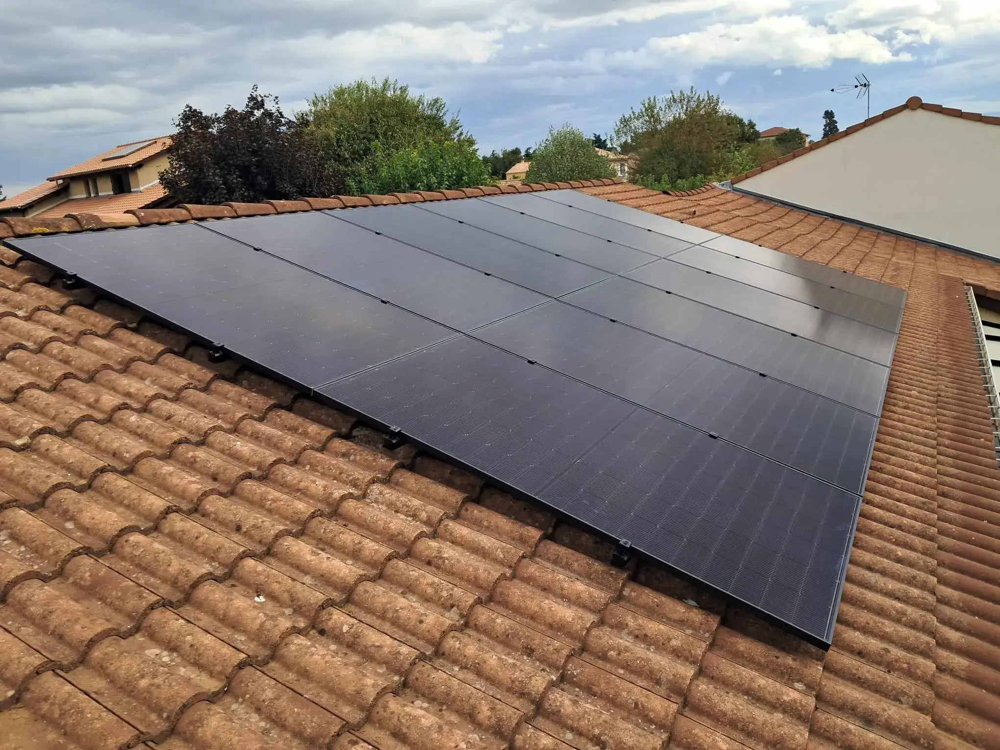 Panneaux solaires photovoltaïque sur le toit d'une maison romanaise