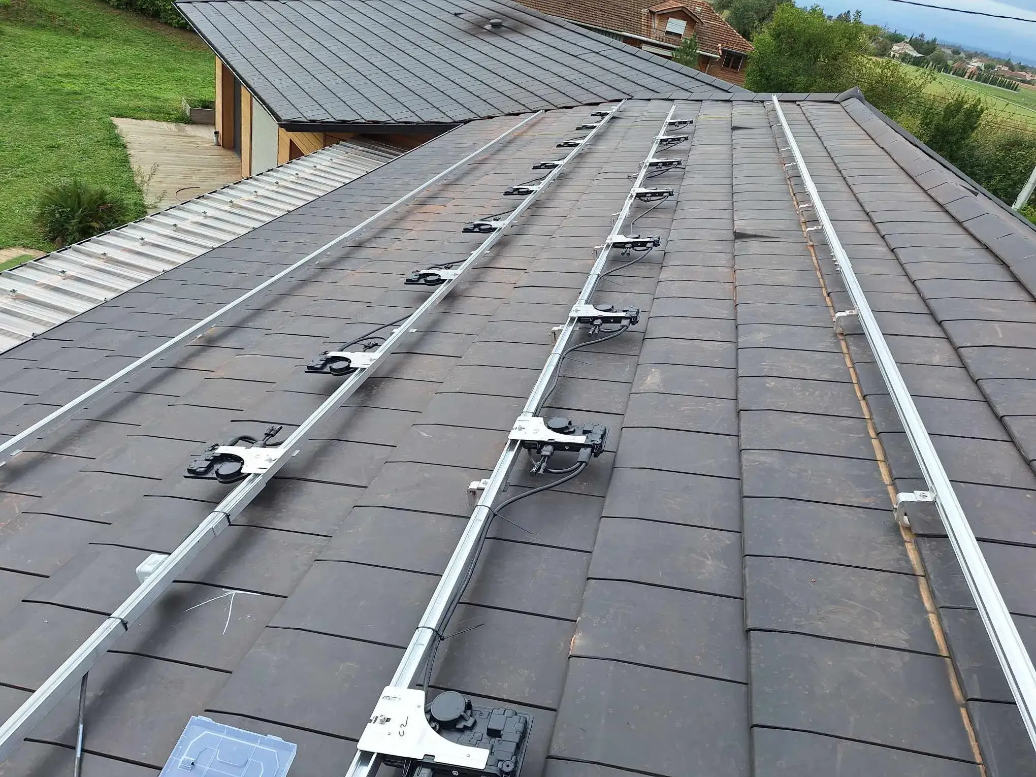 Structure photovoltaïque prête à accueillir les panneaux solaires sur une maison à Pizançon