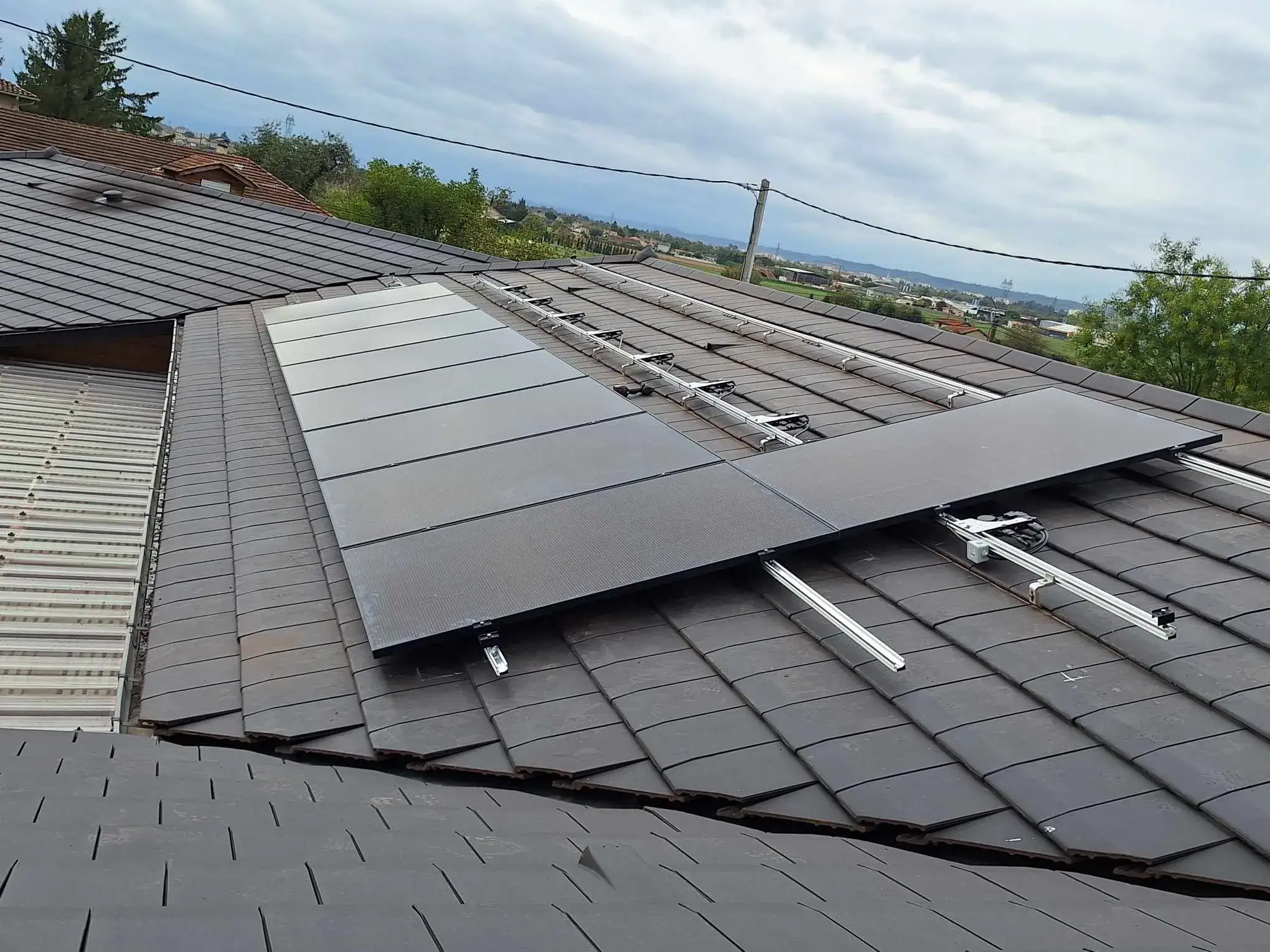 Installation de panneaux solaires en cours sur une maison à pizançon