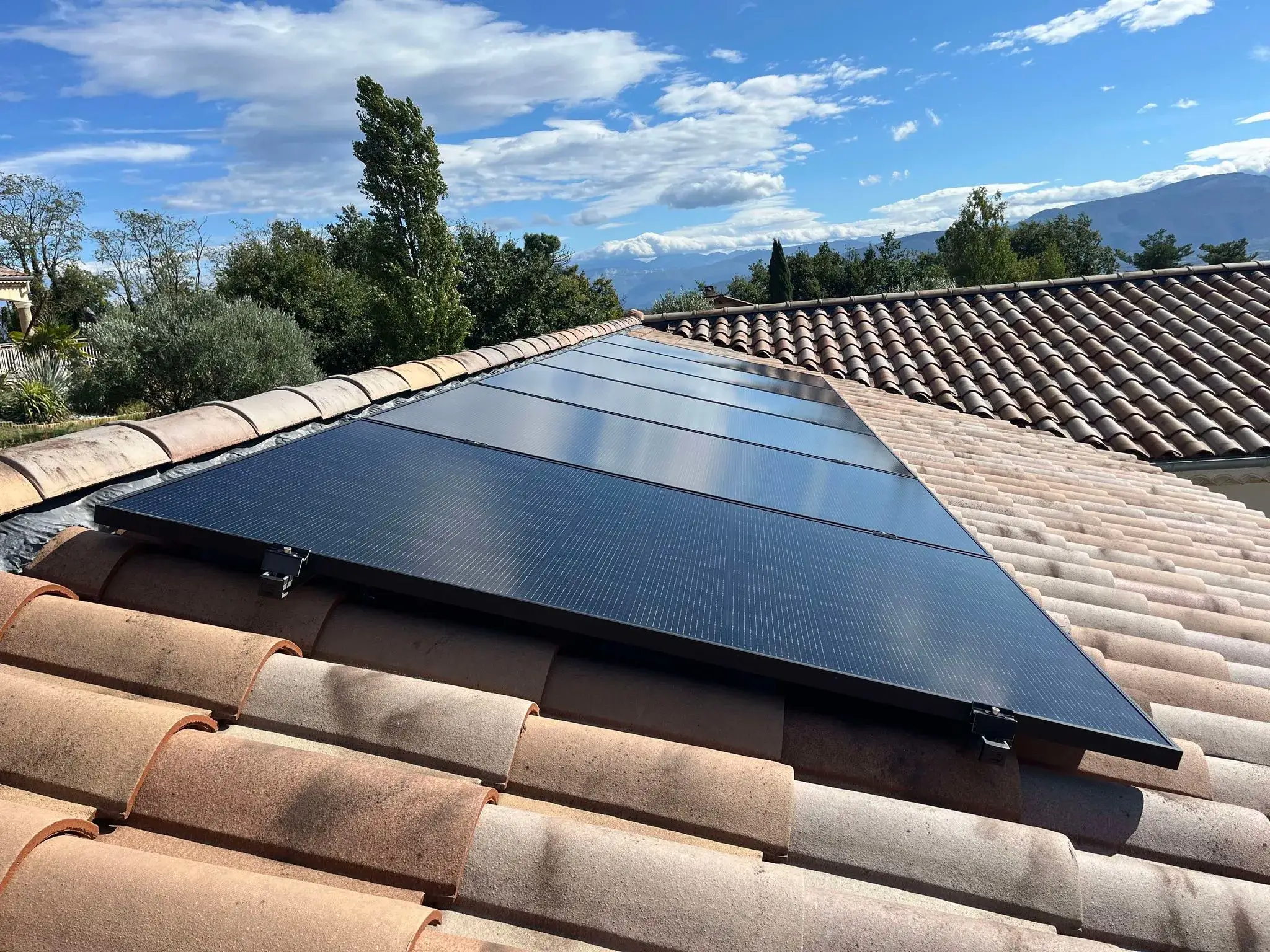 Panneaux photovoltaïques sur toit de Geyssans