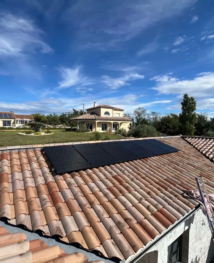 Installation solaire photovoltaïque posée sur le toit