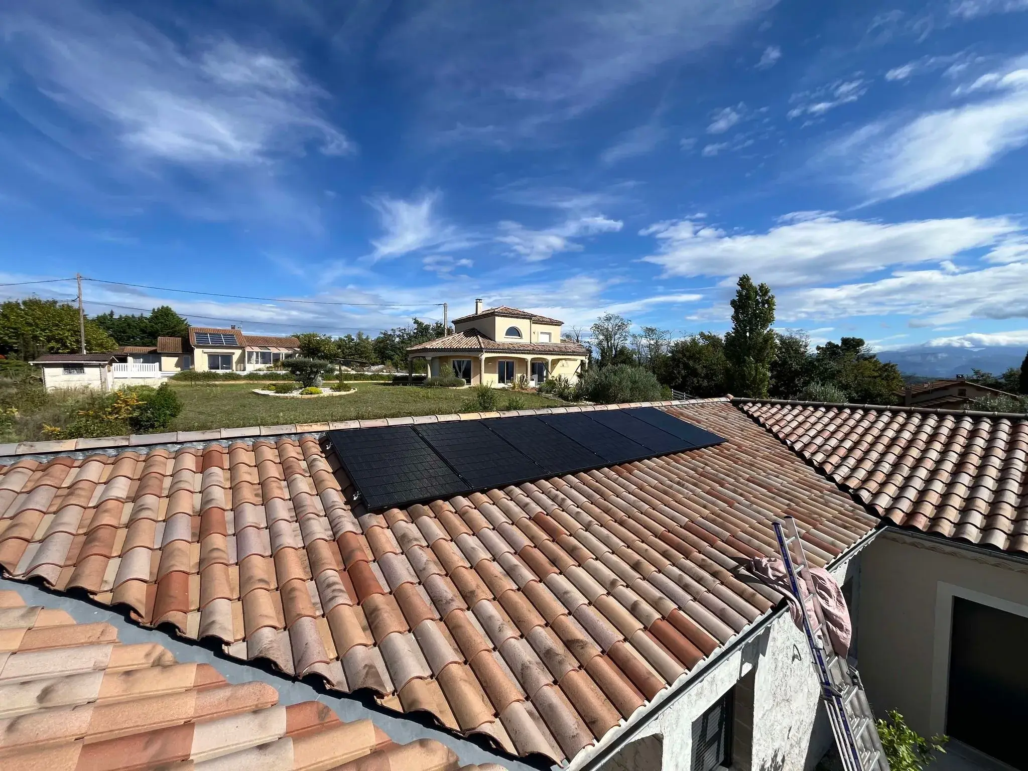 Installation solaire photovoltaïque posée sur le toit