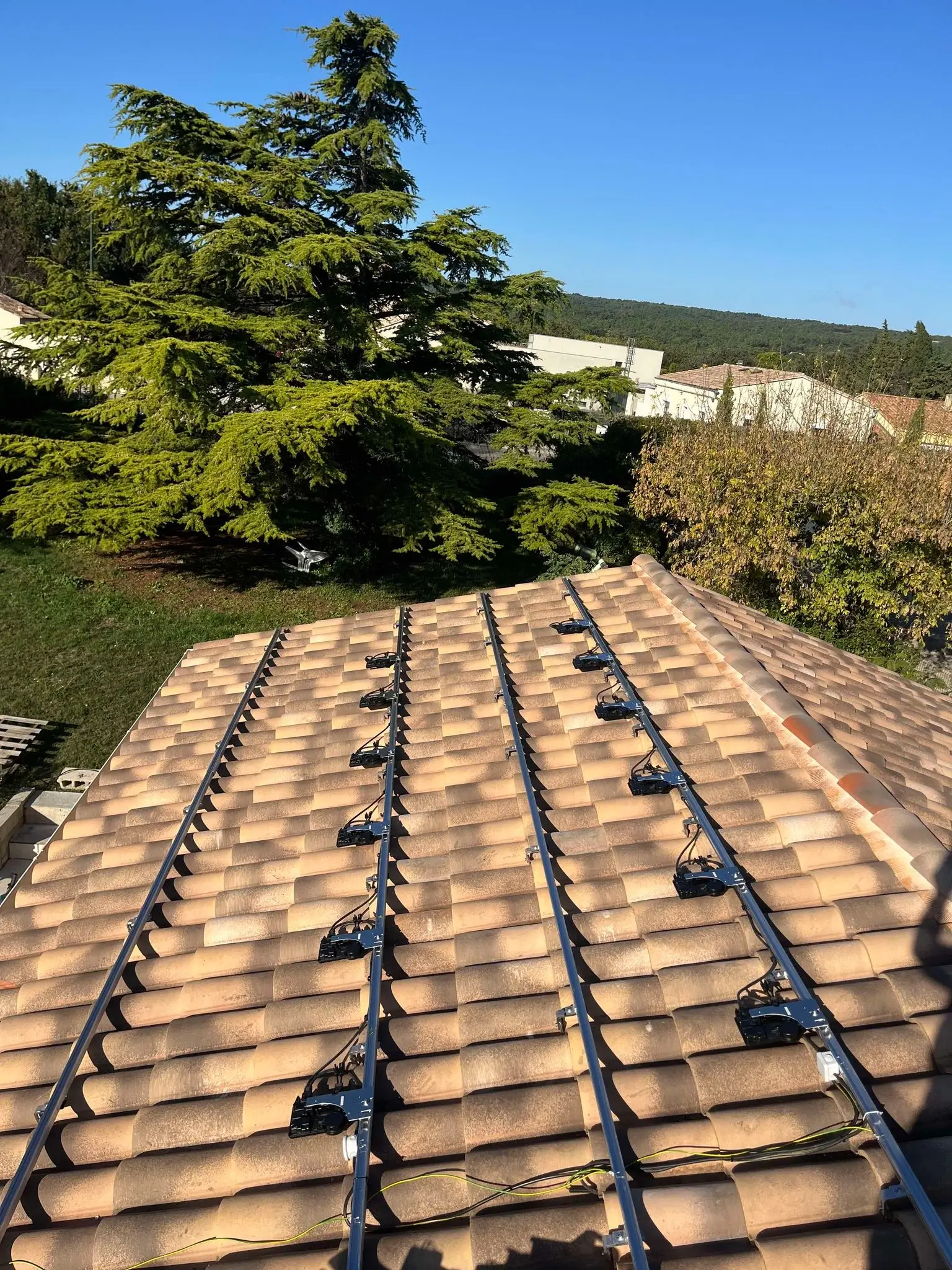 Structure de la marque K2 Systems installée sur un toit à Montségur sur Lozon, prête à accueillir les panneaux solaires français