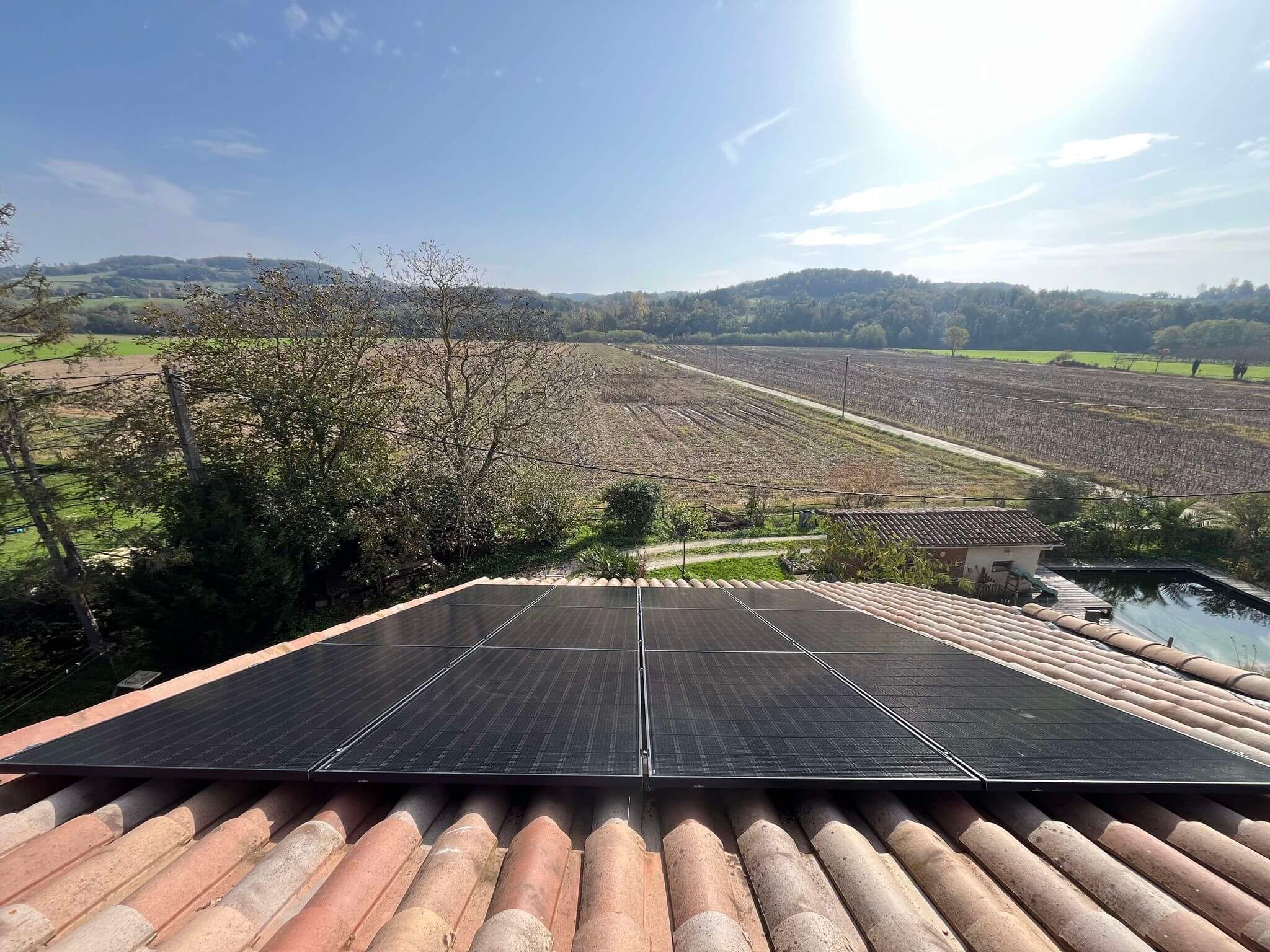 Panneaux solaires posés par Sol'Air Energie qui produisent de l'électricité sous un soleil radieux