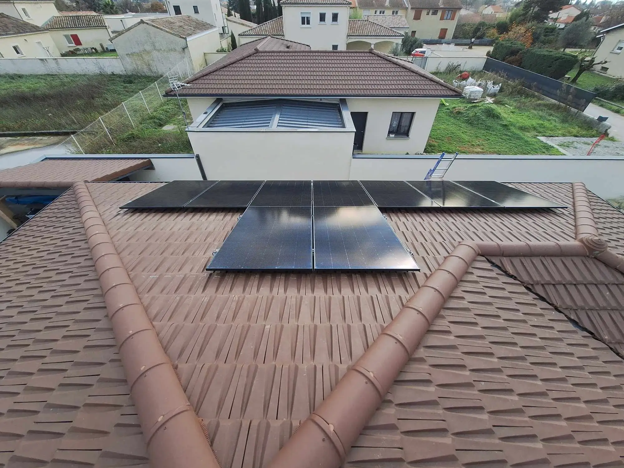 Installation photovoltaïque terminée sur le toit d'une maison moursoise