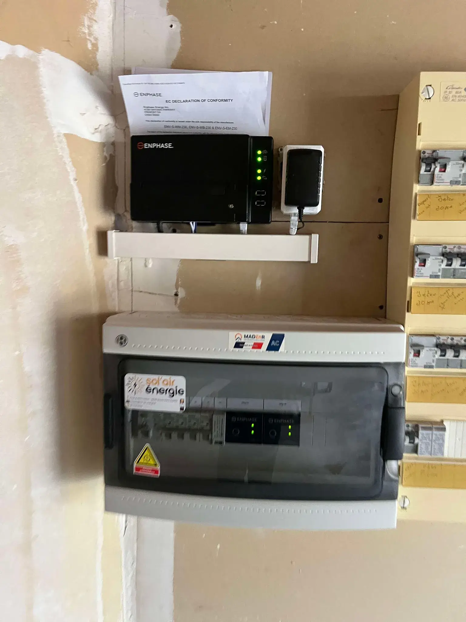 Coffret MADenr poséé pour une installation photovoltaïque