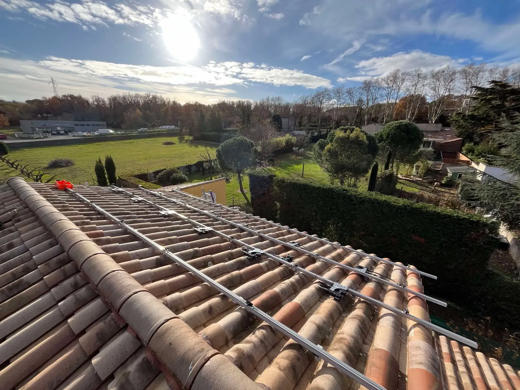Structure K2 Systems posée, installation photovoltaïque en cours