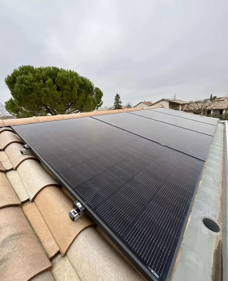 Installation photovoltaïque posée vue de près