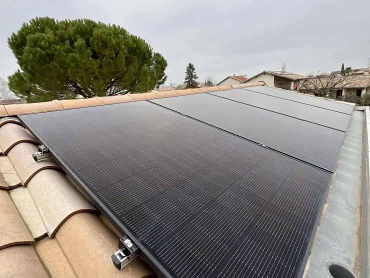 Installation photovoltaïque posée vue de près