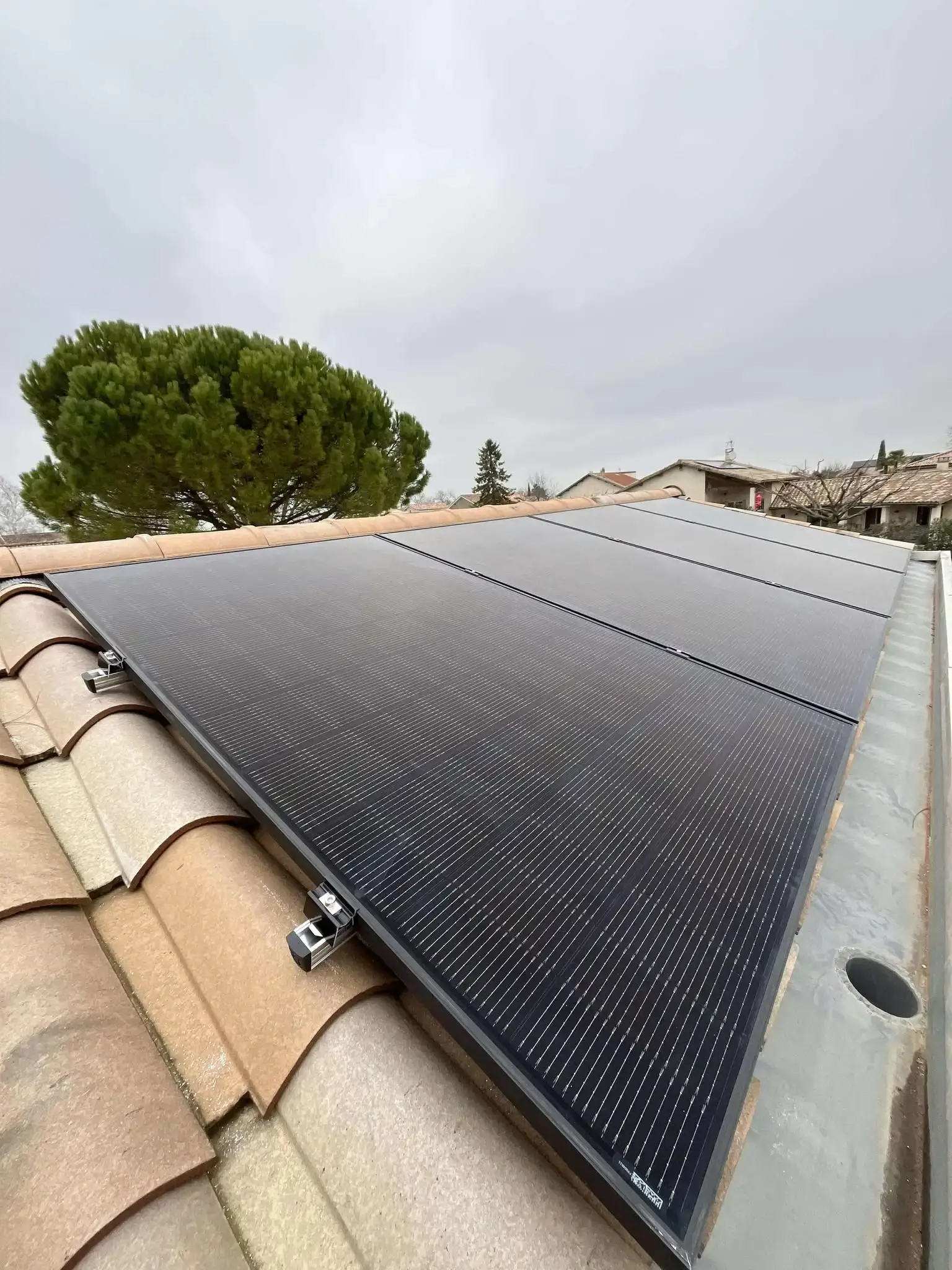 Installation photovoltaïque posée vue de près