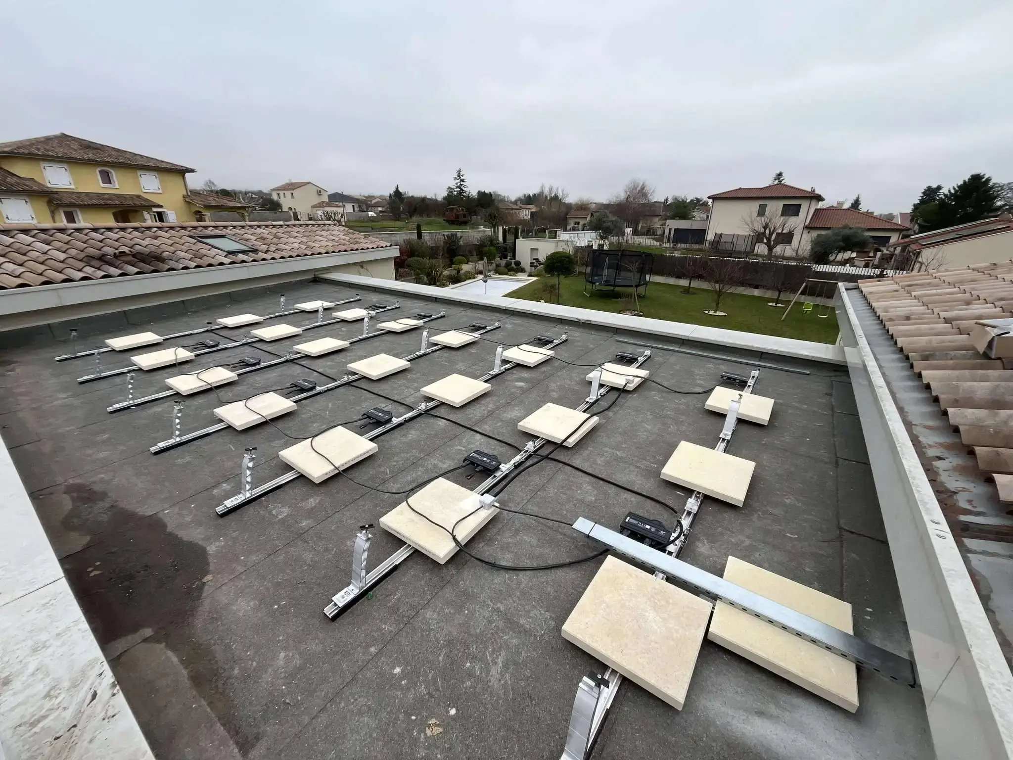 Installation en cours sur un toit plat