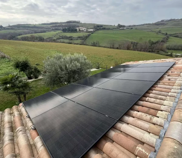 Panneaux photovoltaïques posés sur une toiture à Geyssans