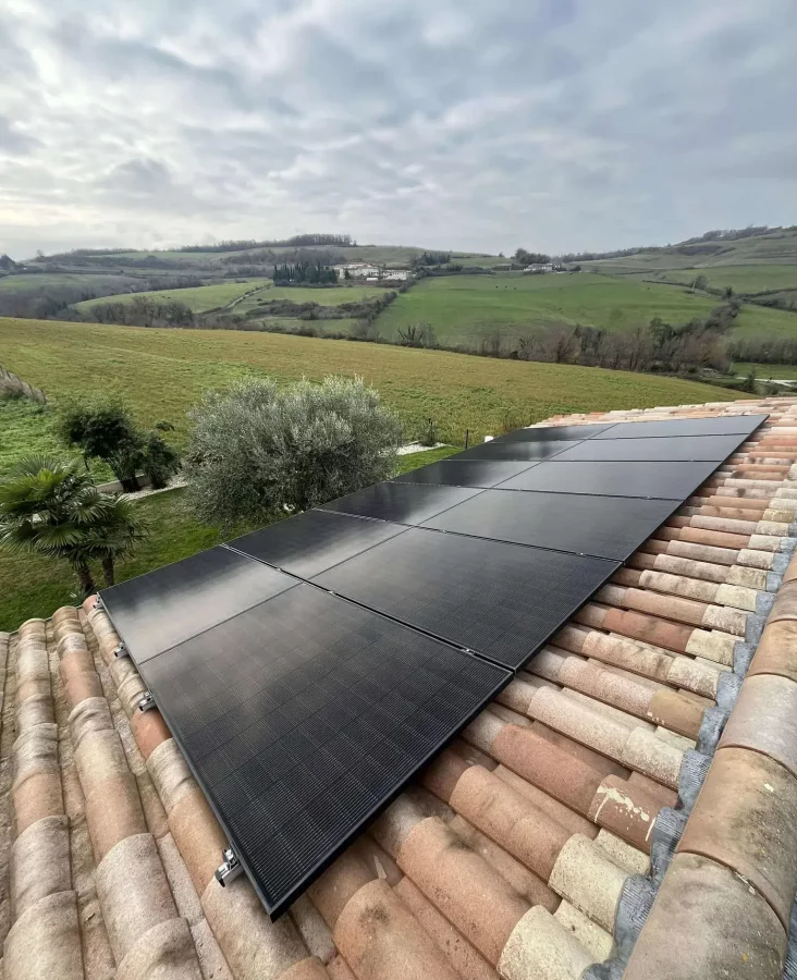 Panneaux photovoltaïques posés sur une toiture à Geyssans