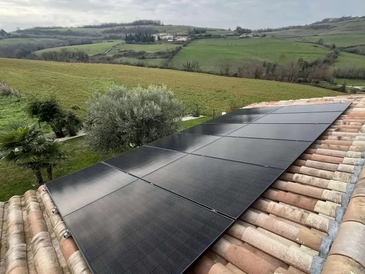 Panneaux photovoltaïques posés sur une toiture à Geyssans
