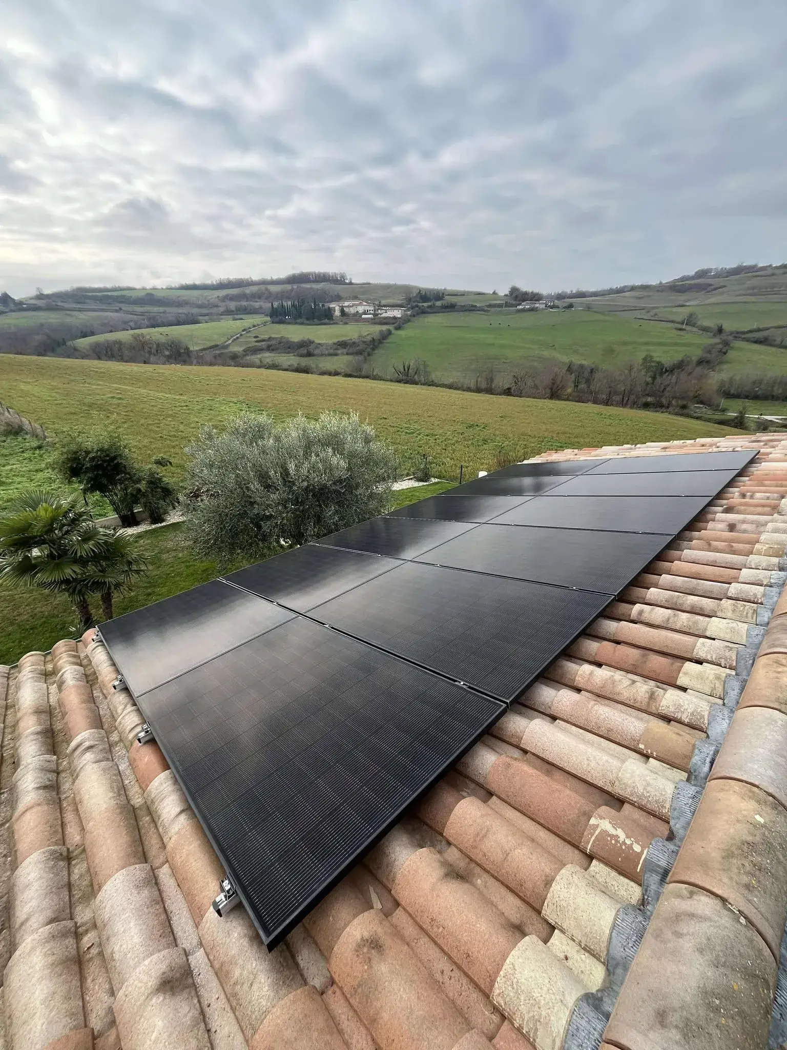 Panneaux photovoltaïques posés sur une toiture à Geyssans