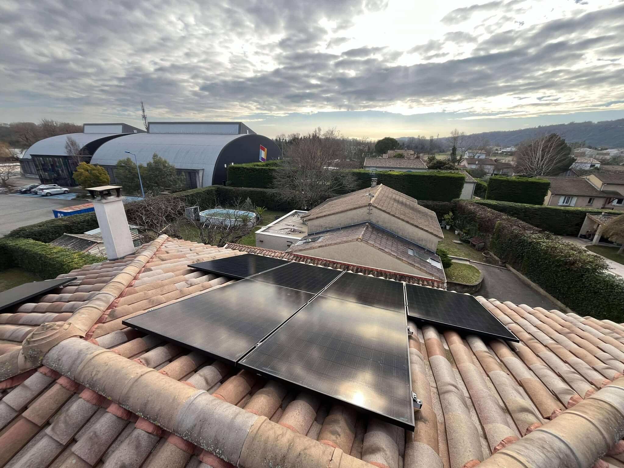 Panneaux photovoltaïques posés sous le soil