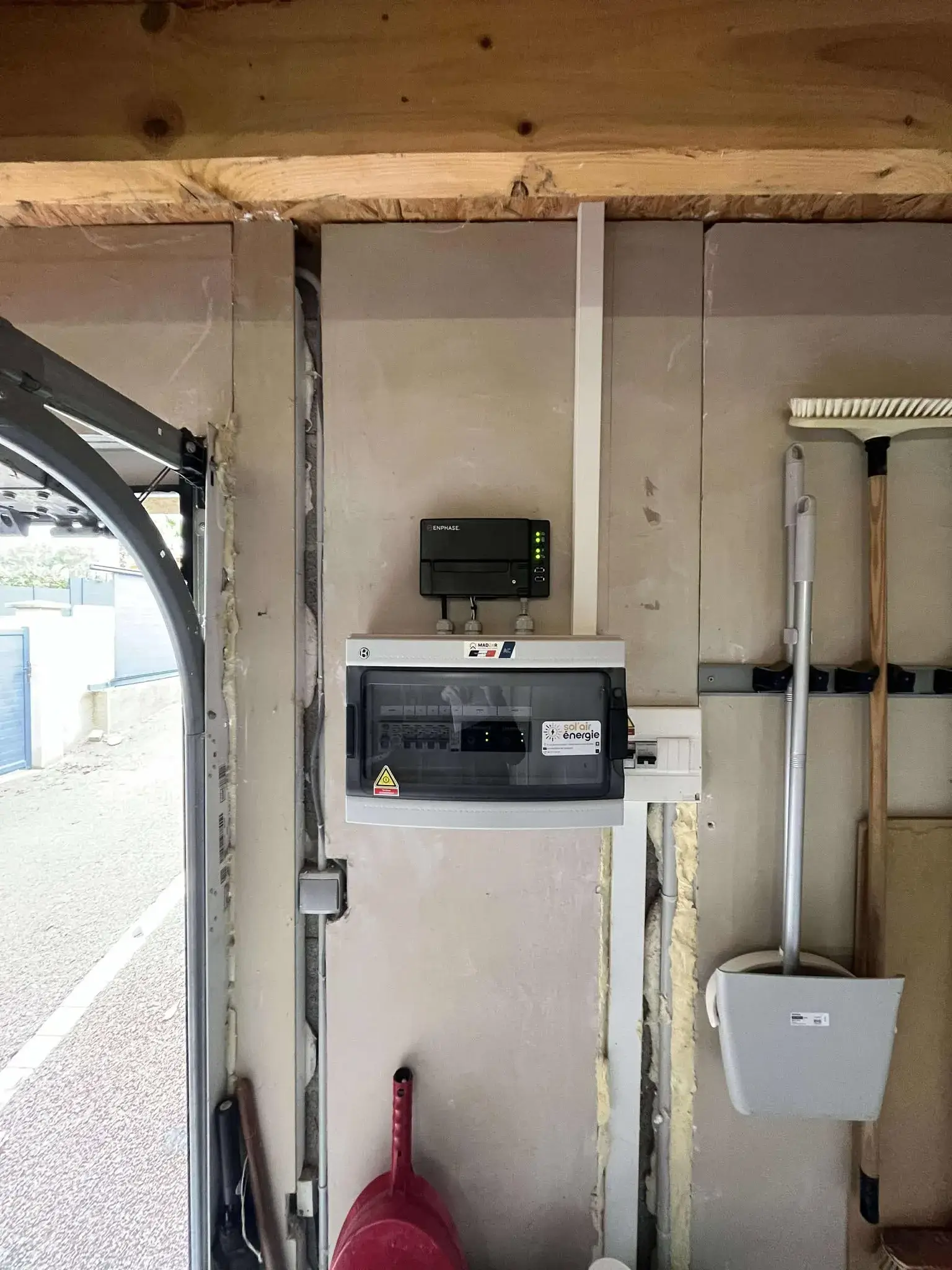 Coffret MAdenr posé pour une installation photovoltaïque