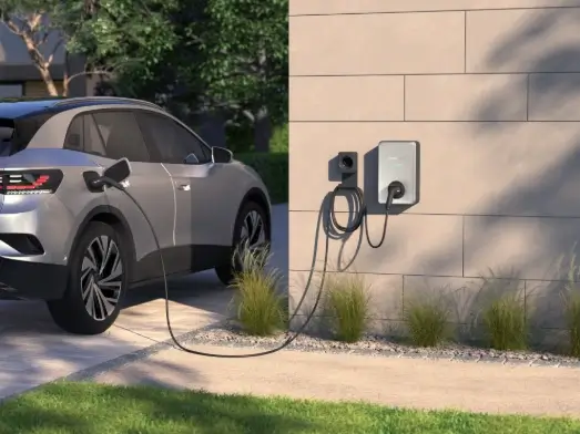 Voiture Electrique en charge rapide avec la borne de charge Enphase
