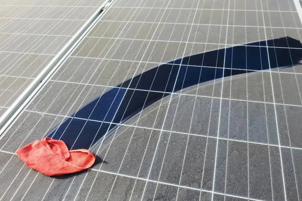 Panneau photovoltaïque plein de poussières