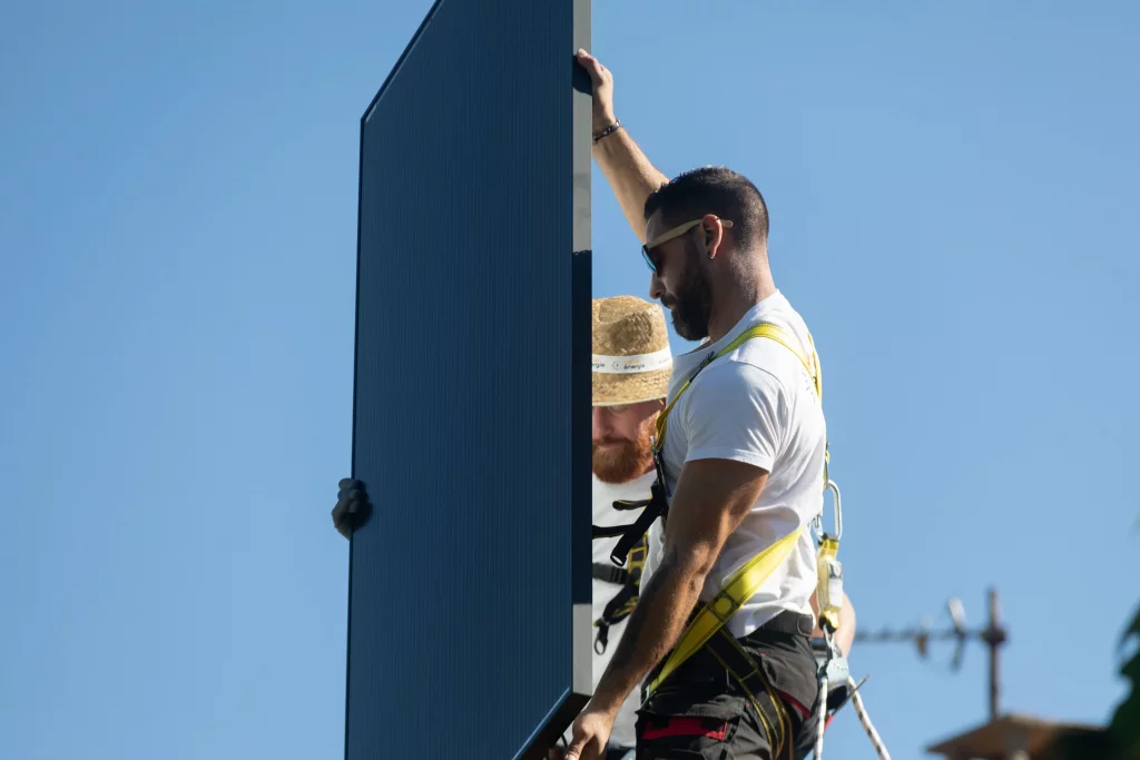 Installateurs photovoltaïque qui travaillent dans la drôme