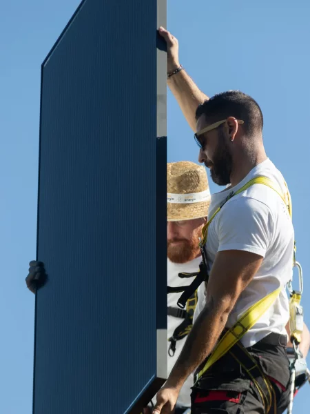 Installateurs photovoltaïque qui travaillent dans la drôme