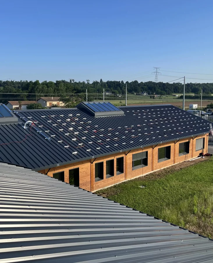 Panneaux photovoltaïques en cours d'installation sur le toit d'ABC Informatique, une entreprise locale