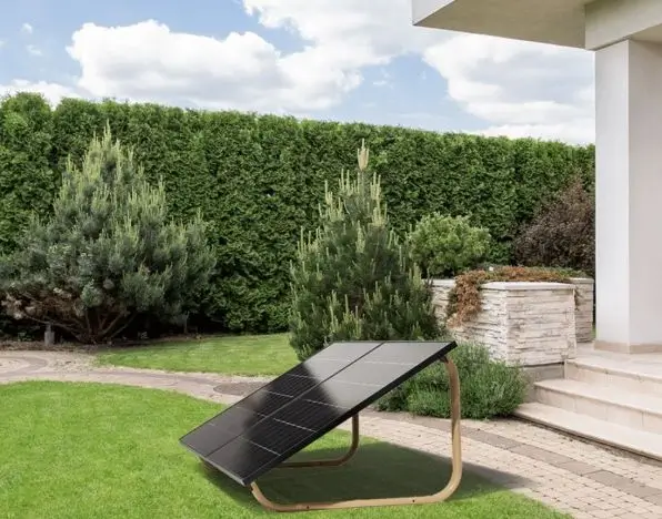 Panneau photovoltaïque pliable PREASY en étant de marche dans un jardin