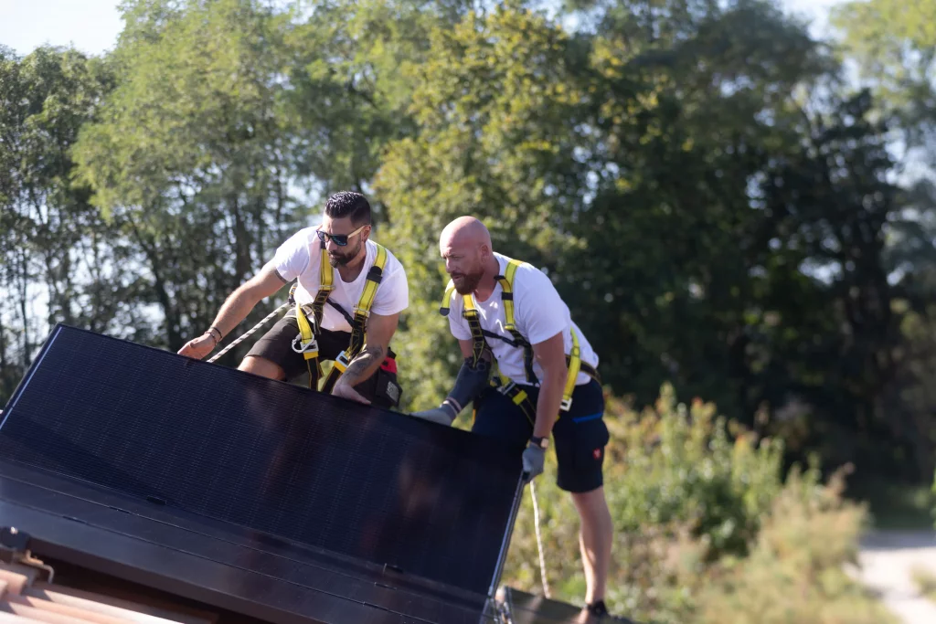 Les installateurs de sol'air energie qui posent des panneaux photovoltaïques sur un toit dans la drôme
