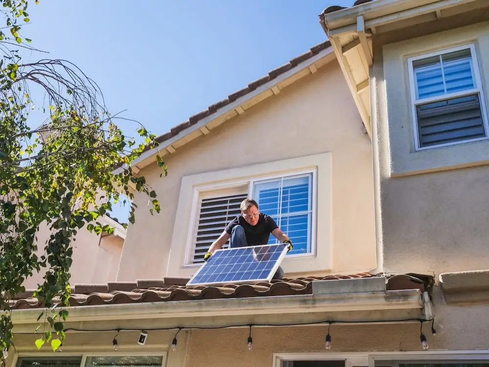 Installateur de panneaux photovoltaïques sur un toit