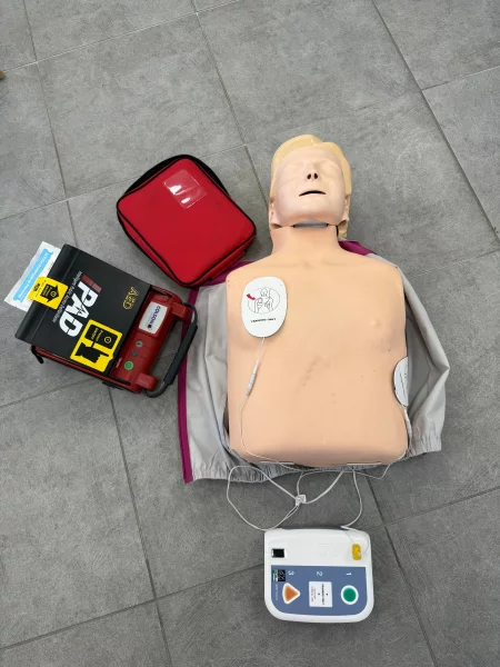 Mannequin pour l'apprentissage des massages cardiaques