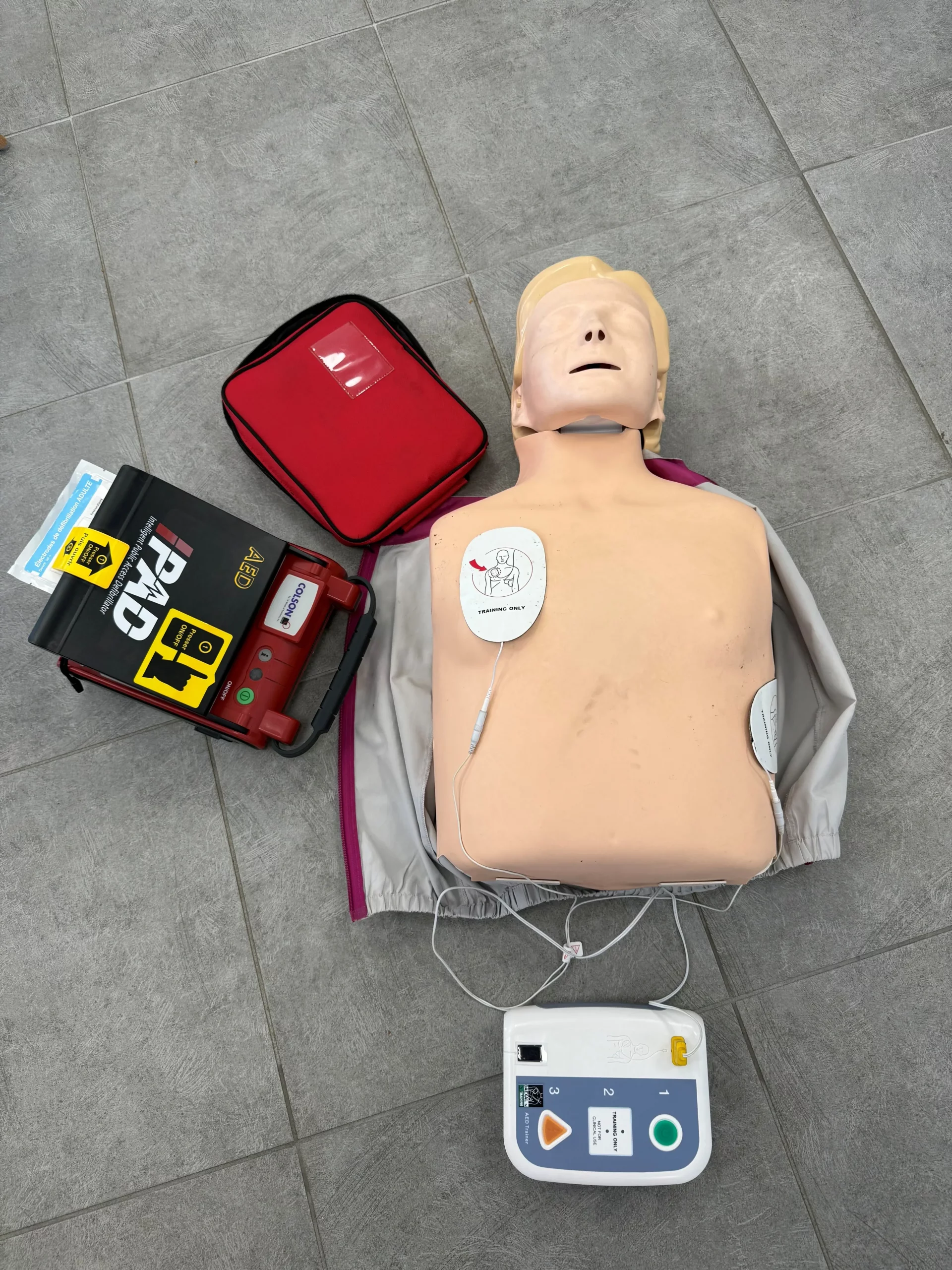 Mannequin pour l'apprentissage des massages cardiaques