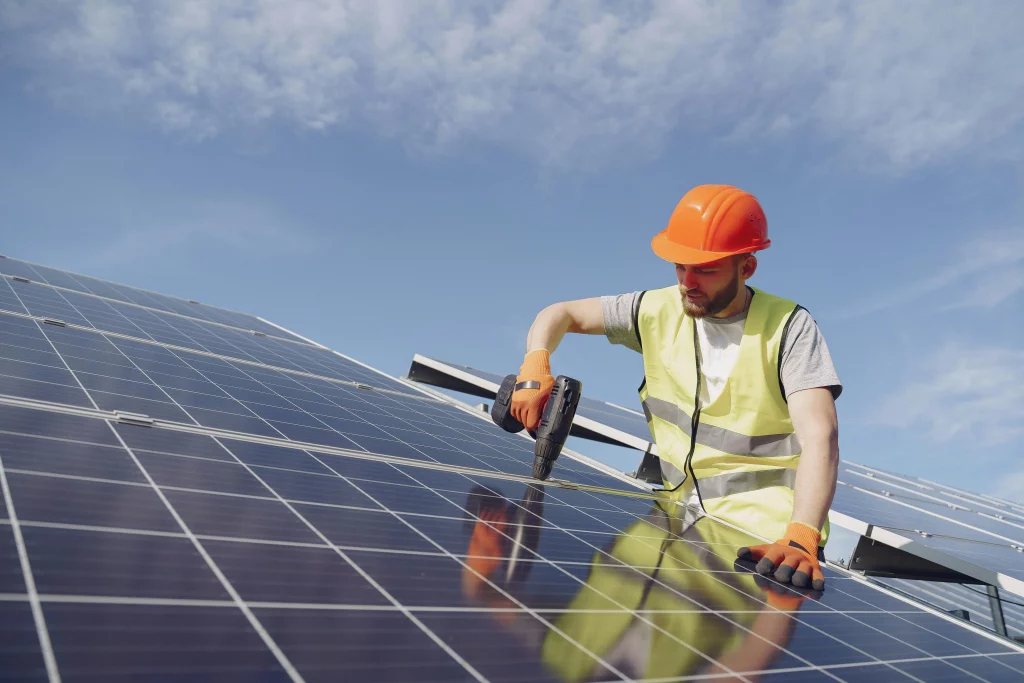 image d'un technicien photovoltaïque