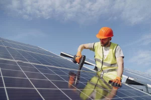 image d'un technicien photovoltaïque