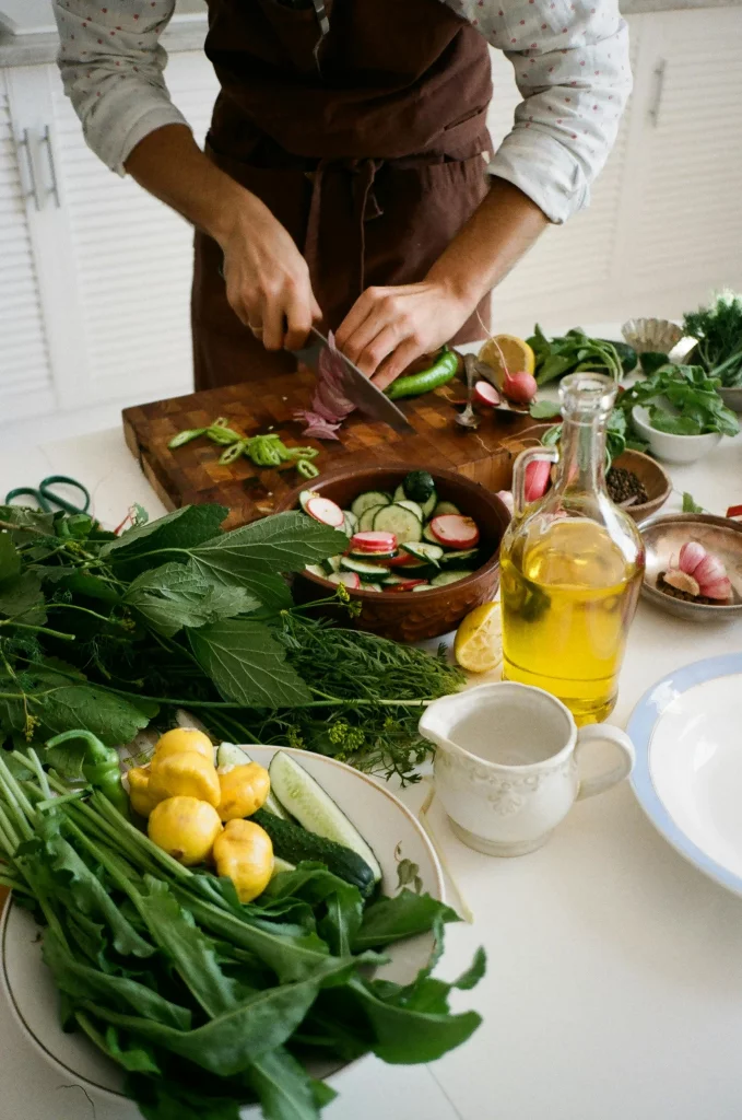 Un homme qui cuisine des légumes verts