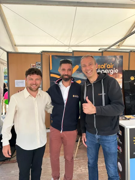Mathieu Garcia, Directeur Technique de Sol'Air Energie accompagné de nos partenaires d'Enphase et Thermor France sur le stand à la Foire du Dauphiné