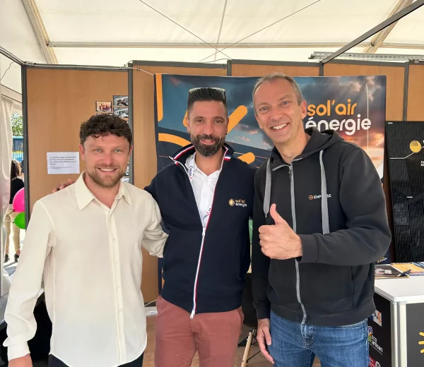 Mathieu Garcia, Directeur Technique de Sol'Air Energie accompagné de nos partenaires d'Enphase et Thermor France sur le stand à la Foire du Dauphiné