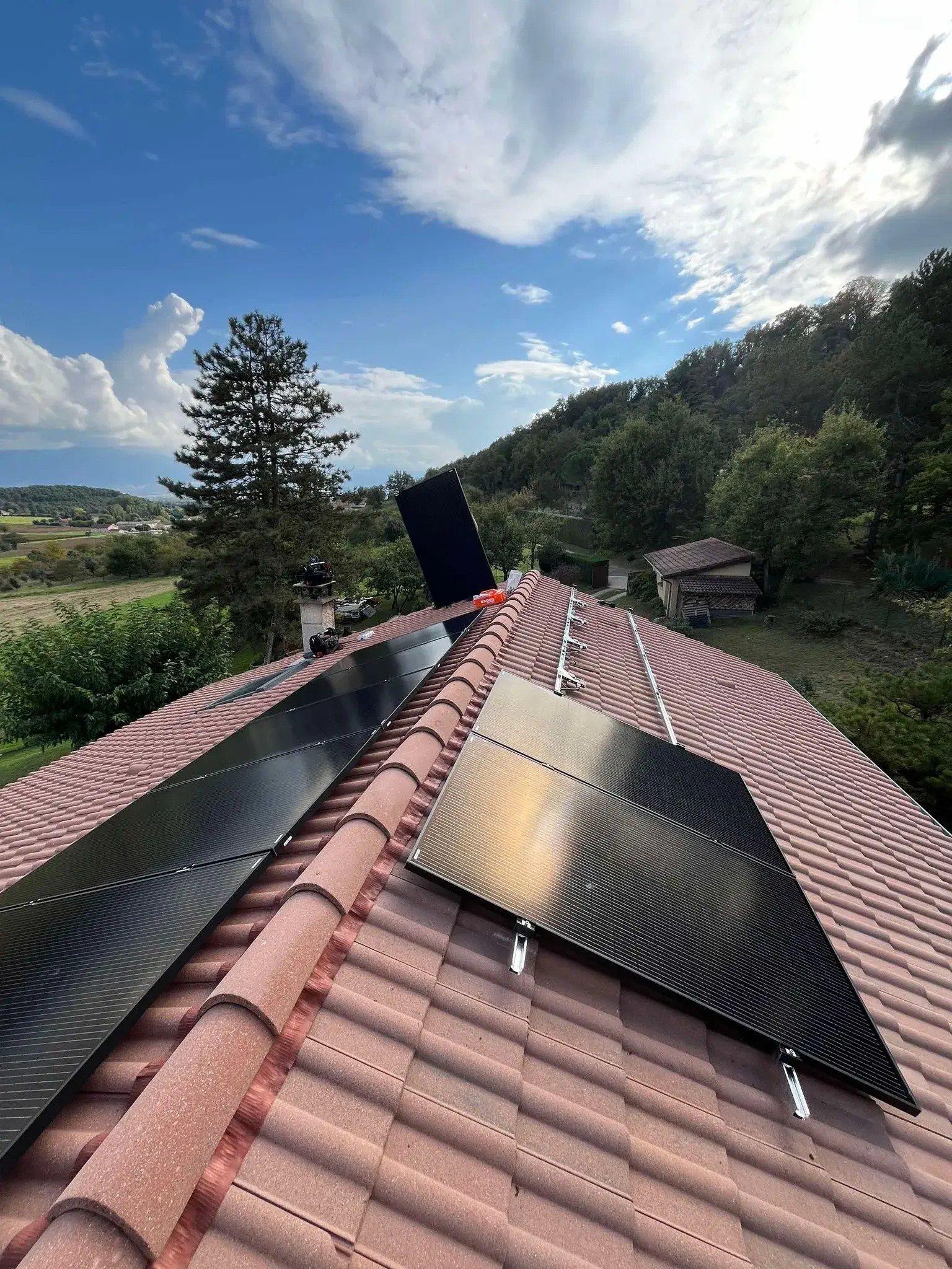 Installation solaire en cours, pose de panneaux