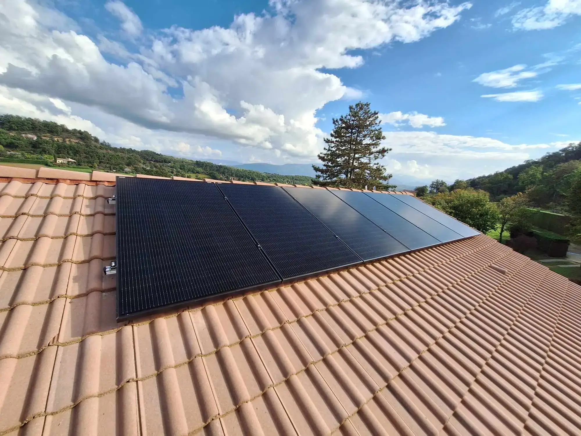 Panneaux solaires installés à Triors qui produisent de l'électricité sous un soleil rayonnant