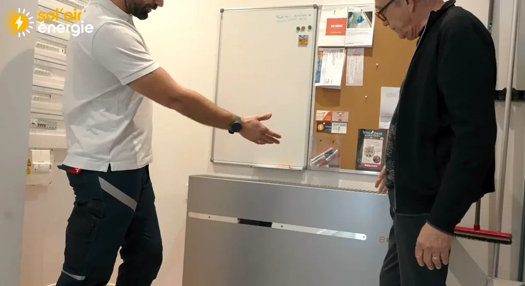 Mathieu Garcia, Directeur Technique de Sol'Air Energie montre la Batterie Enphase à un client | batterie de stockage panneau solaire prix