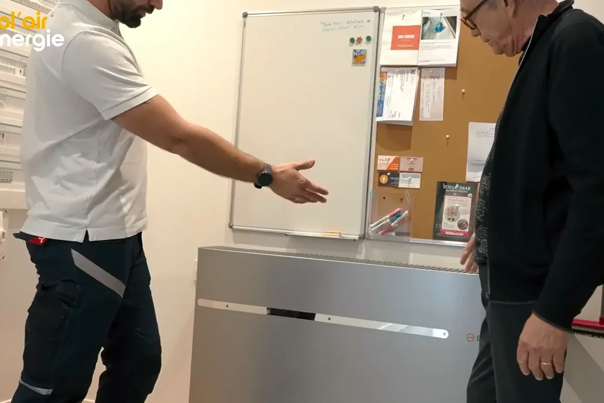 Mathieu Garcia, Directeur Technique de Sol'Air Energie montre la Batterie Enphase à un client