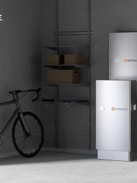 Batteries Enphase dans un garage, stock d'énergie