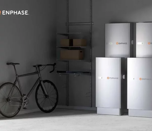 Batteries Enphase dans un garage, stock d'énergie