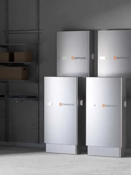 Batteries Enphase dans un garage, stock d'énergie | batterie de stockage panneau solaire prix